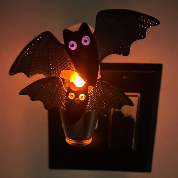Bath and Body Works Wallflower Plug Halloween Bats Light Up Eyes - Picture 7 of 7
